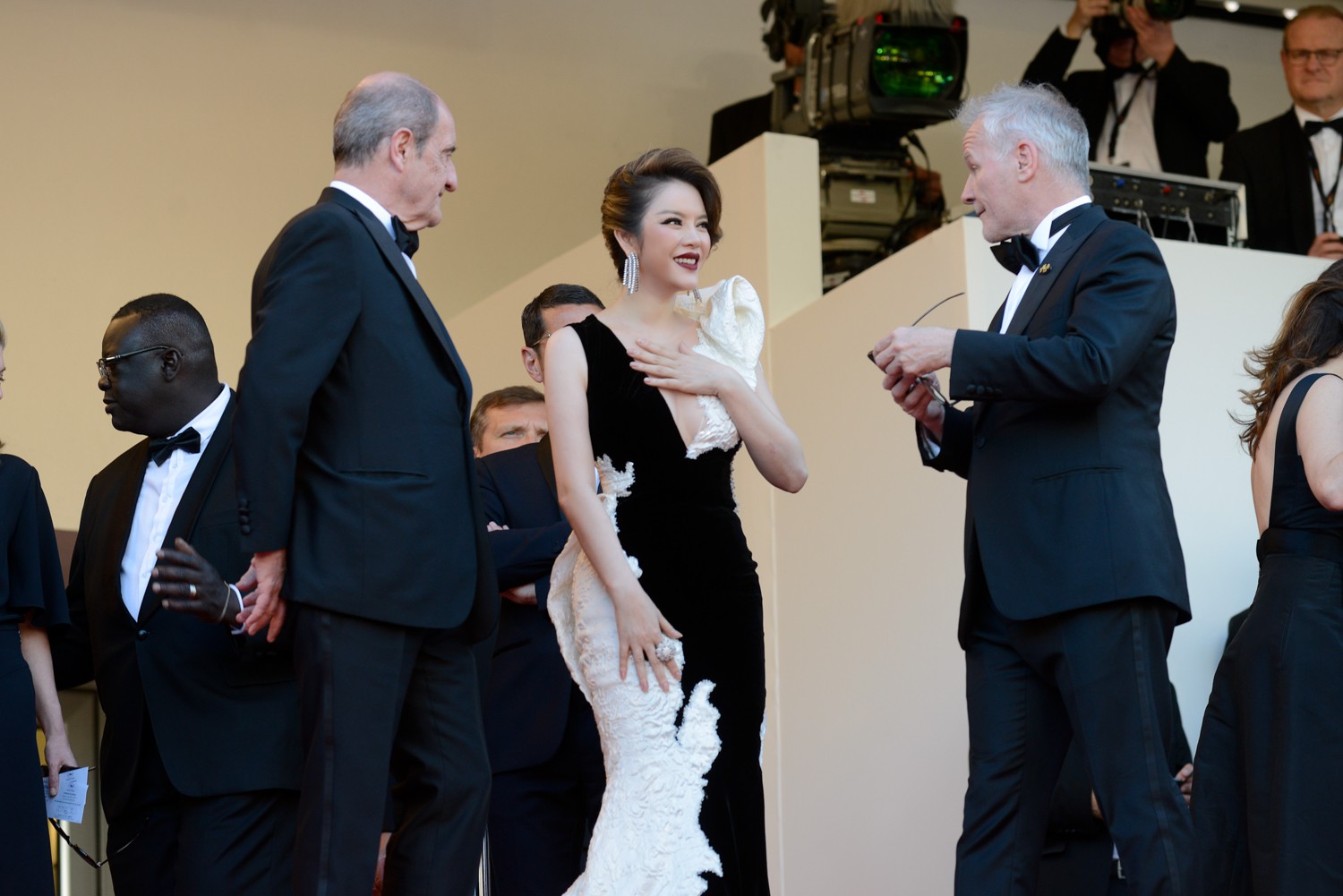 Lý Nhã Kỳ diện váy đen trắng quyến rũ trong ngày bế mạc LHP Cannes 2018 Lý Nhã Kỳ diện váy đen trắng quyến rũ trong ngày bế mạc LHP Cannes 2018